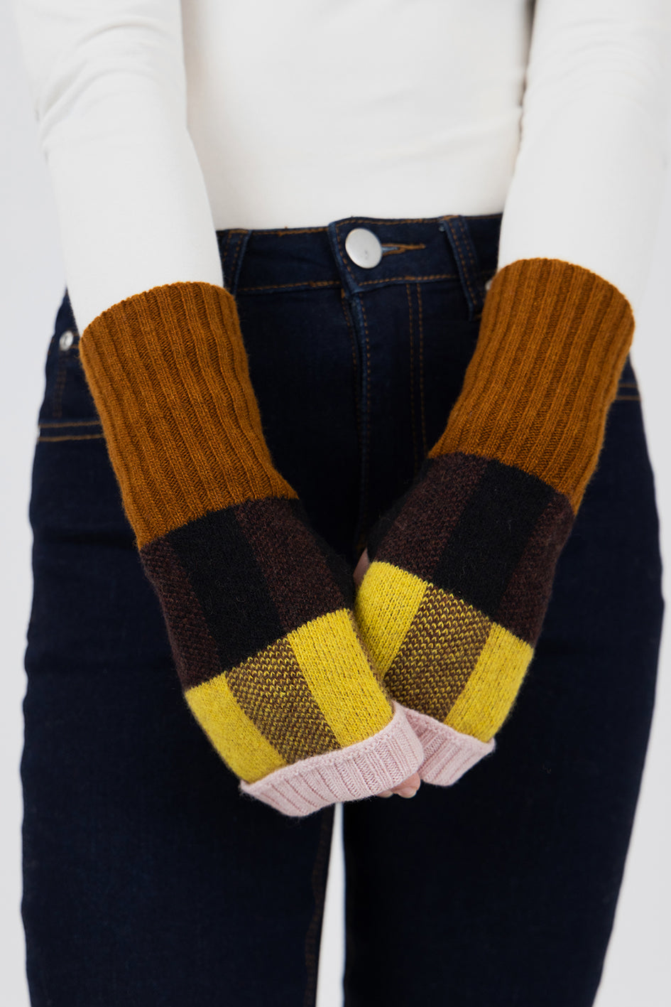 CHEQUERED HAND WARMER - CHOCOLATE