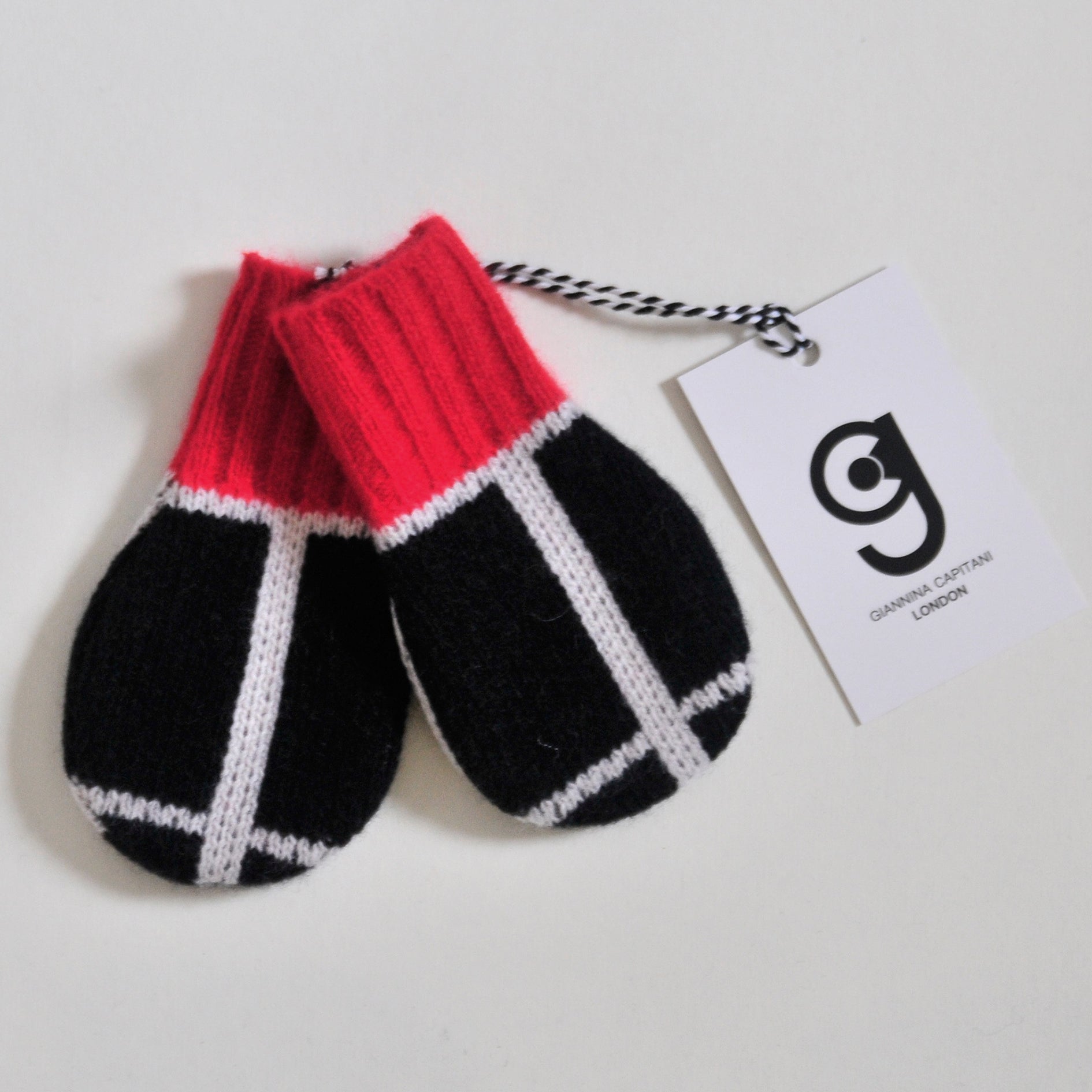 GRID BABY MITTEN IN BLACK AND WHITE